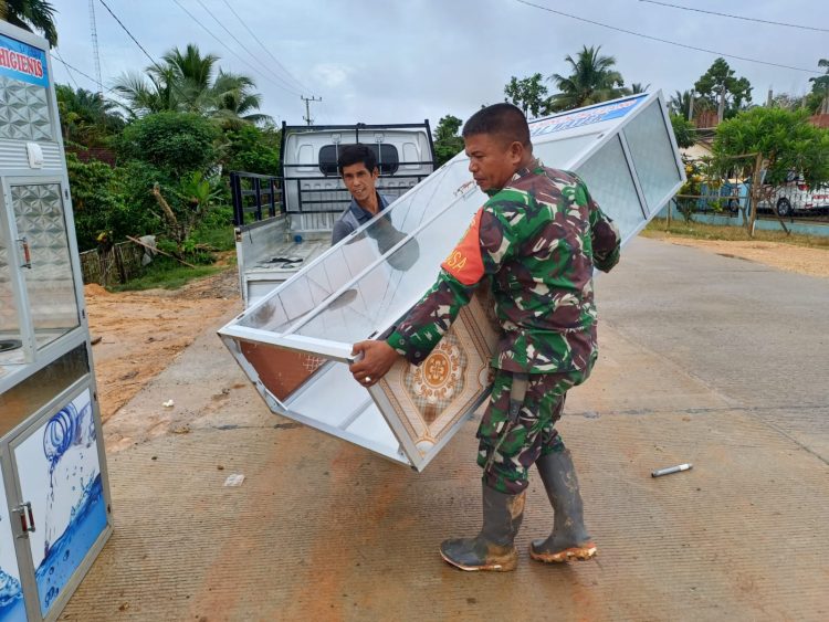 Babinsa Lubuk Mandarsyah Bantu Korban Banjir. (Foto : ist)
