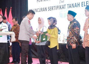 Kapolda Jambi Hadiri Penyerahan Sertipikat Tanah. (Foto : ist)