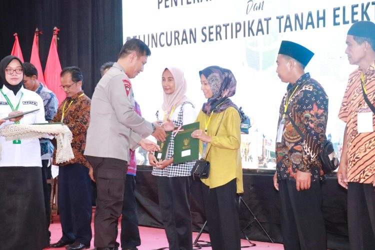 Kapolda Jambi Hadiri Penyerahan Sertipikat Tanah. (Foto : ist)