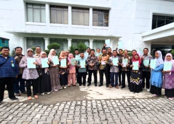 Didampingi Indra Gunawan, Warga Kota Depok Sumringah Terima Sertipikat Tanah dari Presiden di Istana Negara. (Foto : BPN Kota Depok)