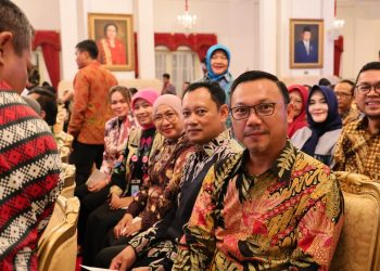 Indra Gunawan (kanan) bersama warga kota Depok penerima sertipikat tanah di istana Negara. (Foto : Kementerian ATR/BPN)