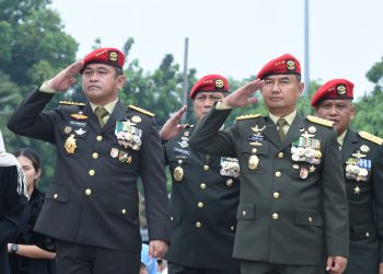 KSAD (kiri) memberikan penghormatan terakhir kepada Letjend (purn) Doni Monardo. (Foto : ist)
