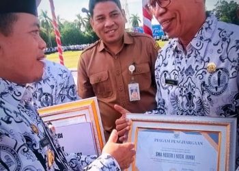 Donasi Terbanyak Bantu Palestina, SMAN 1 Kota Jambi Diganjar Penghargaan Pemprov Jambi. (Foto : ist)