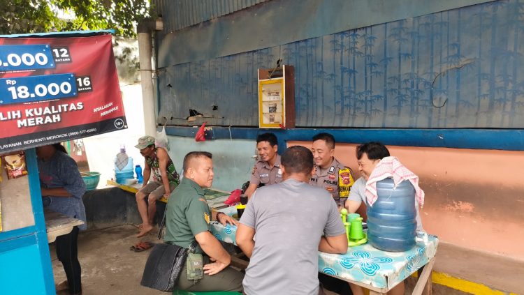 Lewat Sambang, Bhabinkamtibmas Polsek Jambi Timur bersama Babinsa, wujudkan Kamtibmas Aman dan Kondusif. (Foto : ist)