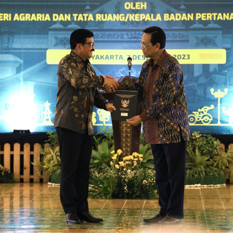 Menteri ATR/Kepala BPN Serahkan Sertipikat Tanah Kasultanan dan Kadipaten di D.I. Yogyakarta. (Foto : ist)