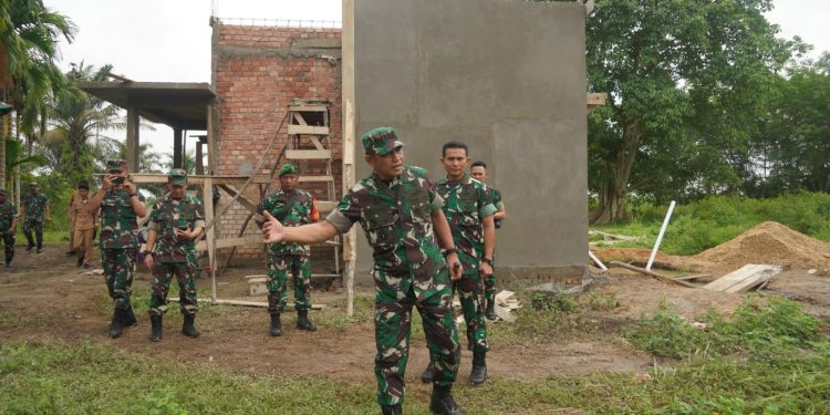 Danrem Gapu Tinjau Pembangunan Kodim Baru di Kabupaten Batanghari. (Foto : ist)