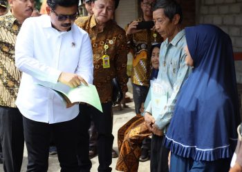 Terima Sertipikat dari Menteri, Warga Bersyukur Proses Sertipikasi Tanah Lebih Mudah. (Foto : ist)
