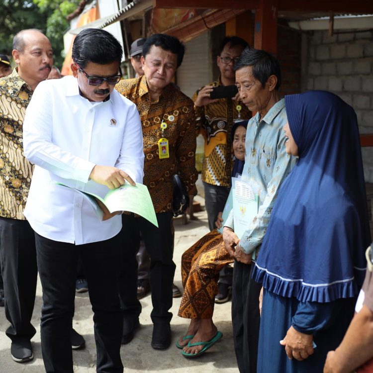 Terima Sertipikat dari Menteri, Warga Bersyukur Proses Sertipikasi Tanah Lebih Mudah. (Foto : ist)