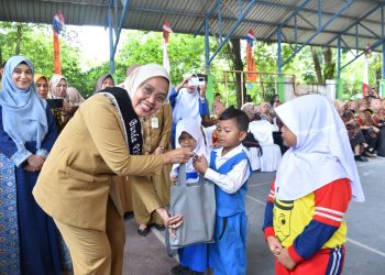 Serahkan Bantuan Belajar, Pj Wali Kota Jambi Minta Disdik Awasi PAUD. (Foto : ist)