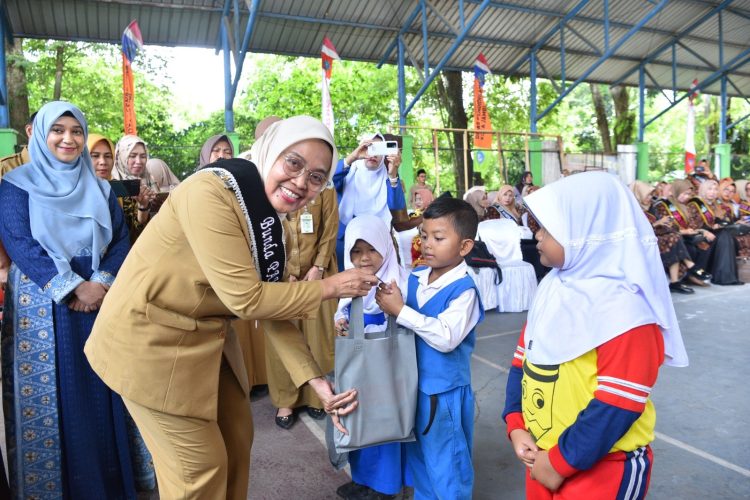 Serahkan Bantuan Belajar, Pj Wali Kota Jambi Minta Disdik Awasi PAUD. (Foto : ist)