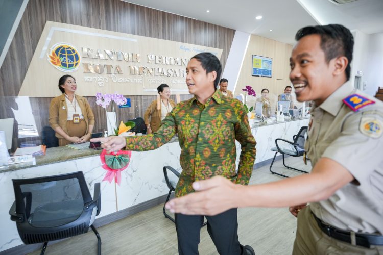 Raja Juli Ingatkan Implementasi Layanan Elektronik dan Tujuh Layanan Prioritas. (Foto : ist)