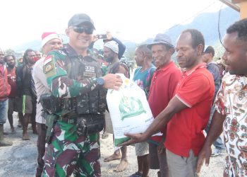 Satgas 330 Kawal Pembagian Bantuan Beras Bulog, Masyarakat Intan Jaya Tersenyum Bahagia. (Foto : ist)