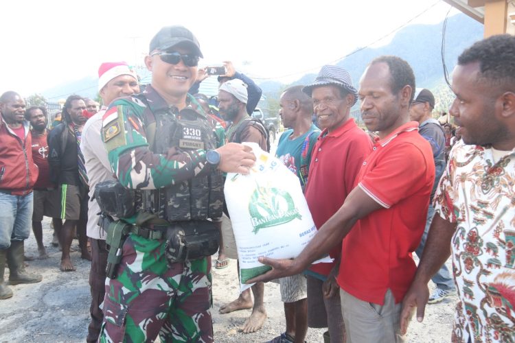 Satgas 330 Kawal Pembagian Bantuan Beras Bulog, Masyarakat Intan Jaya Tersenyum Bahagia. (Foto : ist)