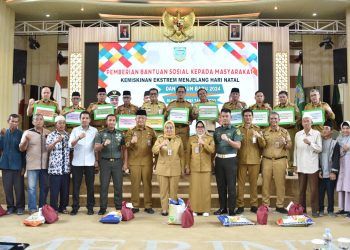 Pj Wali Kota Jambi Serahkan Bantuan Masyarakat dengan Kemiskinan Ekstrim. (Foto : ist)