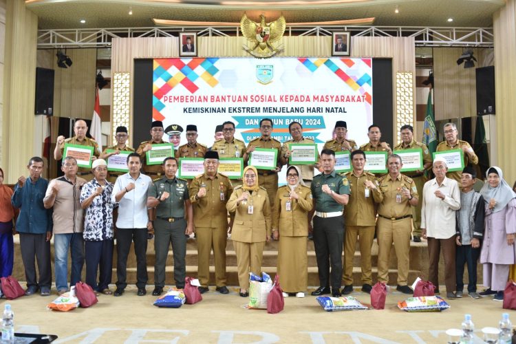 Pj Wali Kota Jambi Serahkan Bantuan Masyarakat dengan Kemiskinan Ekstrim. (Foto : ist)