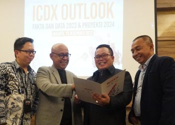 Tampak dalam gambar (ki-ka) ;   *Girta Yoga*, _Research and Development ICDX_ , *Fajar Wibhiyadi,*  _Board Member ICDX Group_, *Nursalam*, _Direktur Utama ICDX_,  dan *P Giri Hatmoko*,  _Head of Corporate Communication ICDX Group_ disela-sela ICDX Outlook 2023 di Jakarta, Rabu 13 Desember 2023.
(Foto : ist)
