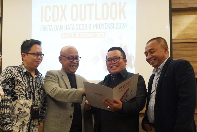 Tampak dalam gambar (ki-ka) ;   *Girta Yoga*, _Research and Development ICDX_ , *Fajar Wibhiyadi,*  _Board Member ICDX Group_, *Nursalam*, _Direktur Utama ICDX_,  dan *P Giri Hatmoko*,  _Head of Corporate Communication ICDX Group_ disela-sela ICDX Outlook 2023 di Jakarta, Rabu 13 Desember 2023.
(Foto : ist)