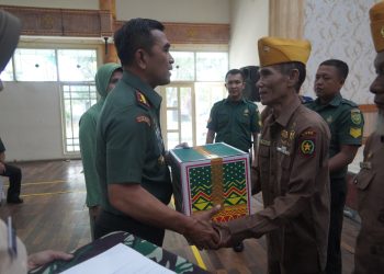 Danrem Gapu Berbagidengan Veteran, Warakawuri danAnak Yatim Piatu. (Foto : ist)