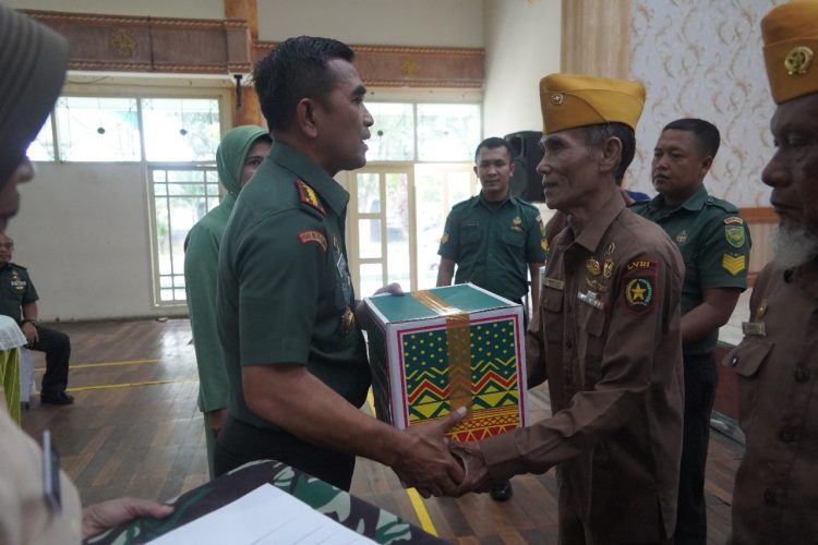 Danrem Gapu Berbagidengan Veteran, Warakawuri danAnak Yatim Piatu. (Foto : ist)