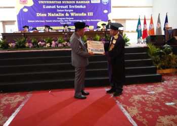 Wagub Sani Serahkan Beasiswa Dumisake Kepada Mahasiswa Nurdin Hamzah. (Foto : ist)