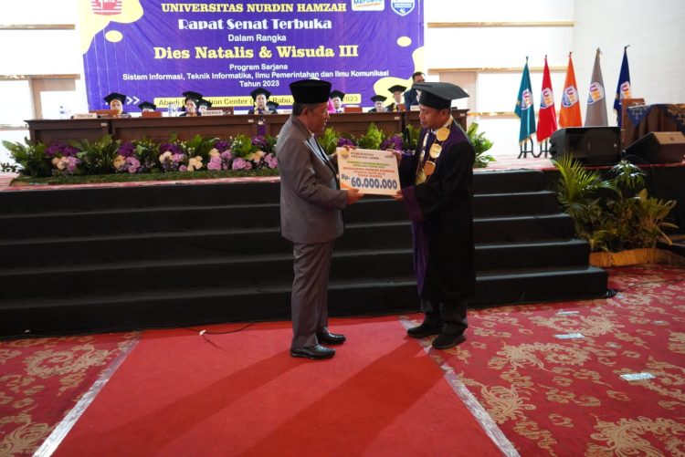 Wagub Sani Serahkan Beasiswa Dumisake Kepada Mahasiswa Nurdin Hamzah. (Foto : ist)