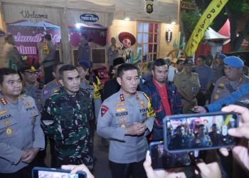 Kapolda Jambi saat meninjau aktifitas masyarakat jelang pergantian tahun. (Foto : ist)