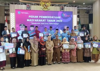 Sri Purwaningsih foto bersama pemenang lomba Pekan Pembedayaan Masyarakat Kota Jambi. (Foto : Rolan - sinarjambi.com)