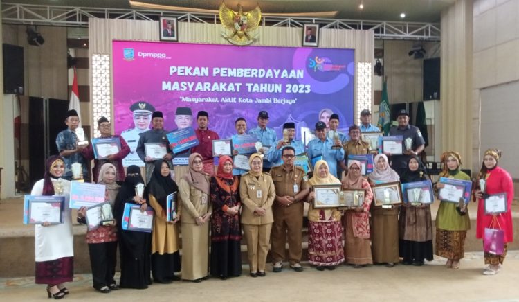 Sri Purwaningsih foto bersama pemenang lomba Pekan Pembedayaan Masyarakat Kota Jambi. (Foto : Rolan - sinarjambi.com)