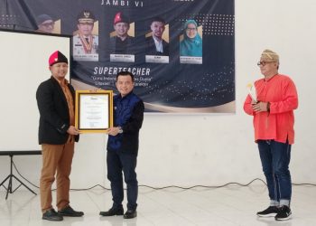 Gubernur Jambi Al Haris dianugerahi Literasi Nasional 2023. (Foto : Rolan - sinarjambi.com)