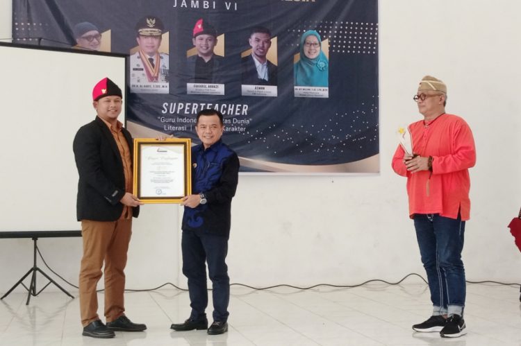 Gubernur Jambi Al Haris dianugerahi Literasi Nasional 2023. (Foto : Rolan - sinarjambi.com)