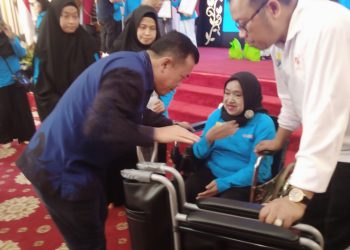 Al Haris memberikan bantuan kursi roda kepada lansia penyandang disabilitas. (Foto : Rolan - sinarjambi.com)