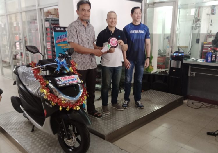 Suratno (kiri) menerima hadiah diserahkan Fitri Agustadhi didampingi Dano. (Foto : Rolan - sinarjambi.com)