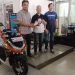 Suratno (kiri) menerima hadiah diserahkan Fitri Agustadhi didampingi Dano. (Foto : Rolan - sinarjambi.com)
