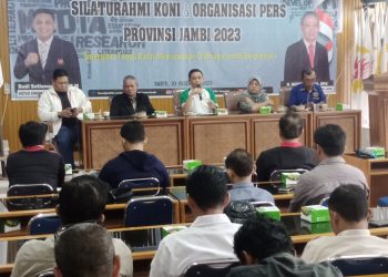 Budi Setiawan (tengah) didampingi Muntaz Mona (kiri) saat silaturahmi dengan organisasi Pers Jambi. (Foto : Rolan - sinarjambi.com)