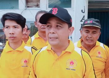 Budi Setiawan (tengah) didampingi Kabid Humas KONI provinsi Jambi Maskun Sofwan di suatu kesempatan. (Foto : ist)