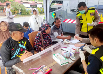 Warga Kota Sampit Antusias Sambangi Layanan Kesehatan Mobile Rumkit Bhayangkara Polda Kalteng. (Foto : ist)