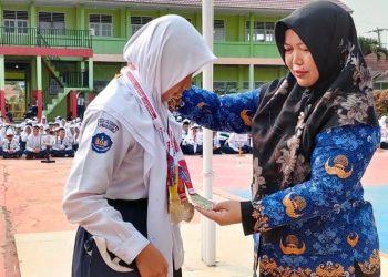 Nyalanesia Beri Penghargaan SMPN 4 Merangin Sebagai Sekolah Aktif Literasi 2023. (Foto : ist)