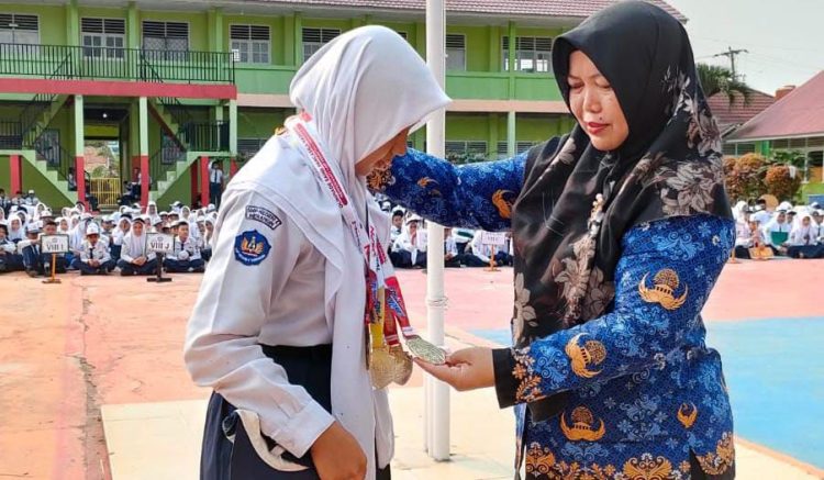 Nyalanesia Beri Penghargaan SMPN 4 Merangin Sebagai Sekolah Aktif Literasi 2023. (Foto : ist)