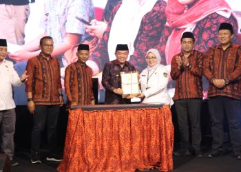 Gubernur Al Haris Serahkan Hibah Tanah dan Bangunan Kantor KPU Provinsi Jambi. (Foto : ist)