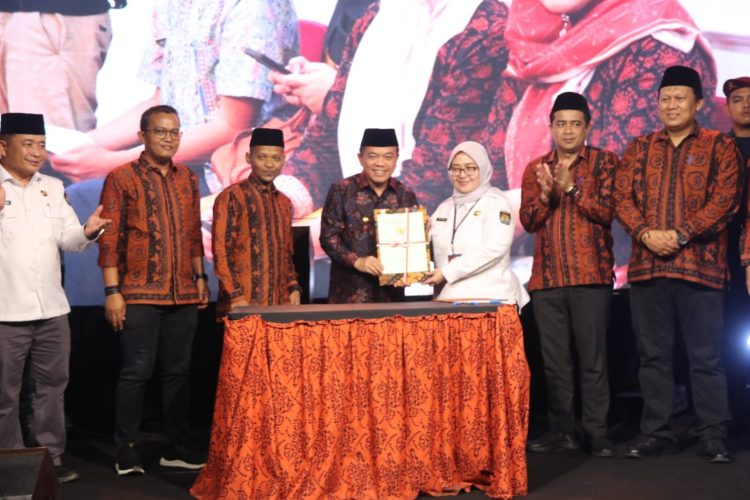 Gubernur Al Haris Serahkan Hibah Tanah dan Bangunan Kantor KPU Provinsi Jambi. (Foto : ist)