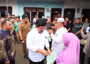 Pensiunan PNS Terima Sertipikat Hasil PTSL dari Menteri ATR/Kepala BPN. (Foto : ist)