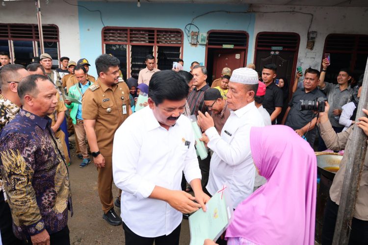 Pensiunan PNS Terima Sertipikat Hasil PTSL dari Menteri ATR/Kepala BPN. (Foto : ist)