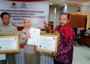 Piagam penganugerahan yang ditandatangani oleh Ketua Ombudsman RI, Mokhammad Najih, dan diserahkan Kepala Perwakilan Ombudsman RI Perwakilan Provinsi Jawa Barat, Drs. Dan Satriana dan diterima diterima Nina Windialika sebagai Kepala Subbagian Tata Usaha Kantor Pertanahan Kota Depok, Selasa, 19 Desember 2023 di Bandung Jawa Barat. (Foto : BPN Kota Depok)