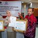 Piagam penganugerahan yang ditandatangani oleh Ketua Ombudsman RI, Mokhammad Najih, dan diserahkan Kepala Perwakilan Ombudsman RI Perwakilan Provinsi Jawa Barat, Drs. Dan Satriana dan diterima diterima Nina Windialika sebagai Kepala Subbagian Tata Usaha Kantor Pertanahan Kota Depok, Selasa, 19 Desember 2023 di Bandung Jawa Barat. (Foto : BPN Kota Depok)