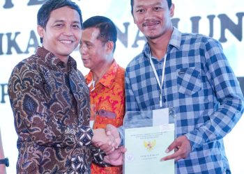 Wamen ATR/BPN serahkan sertipikat. (Foto : ist)
