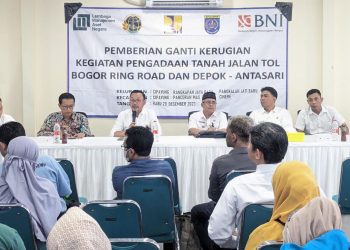 Kepala BPN Kota Depok Indra Gunawan bertemu dengan masyarakat dalam kegiatan pemberian ganti kerugian dalam bentuk uang untuk Pengadaan Tanah Jalan Tol Depok-Antasari (Desari), Rabu 20 Desember 2023. (Foto : BPN Kota Depok)