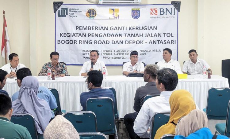Kepala BPN Kota Depok Indra Gunawan bertemu dengan masyarakat dalam kegiatan pemberian ganti kerugian dalam bentuk uang untuk Pengadaan Tanah Jalan Tol Depok-Antasari (Desari), Rabu 20 Desember 2023. (Foto : BPN Kota Depok)