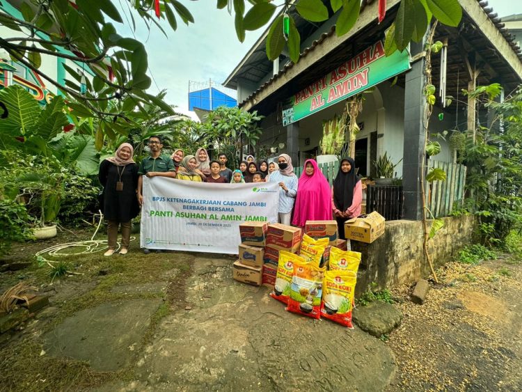 BPJS Ketenagakerjaan Jambi Salurkan Paket Sembako di Panti Asuhan Al-Amin. (Foto : ist)