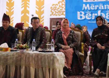 Gubernur Al Haris dan Istri Meriahkan Parade Merangin Berbatik. (Foto : ist)