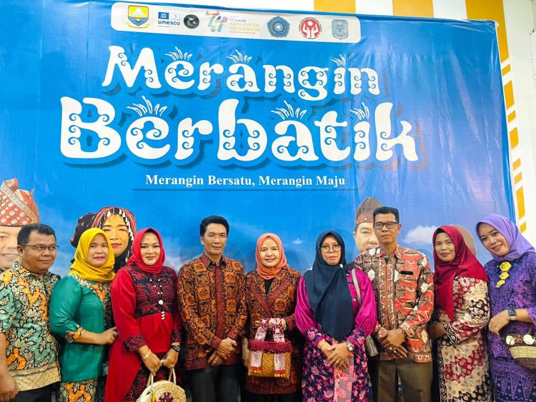 Dinas Kearsipan dan Perpustakaan Ikuti Parade Merangin Berbatik. (Foto : ist)
